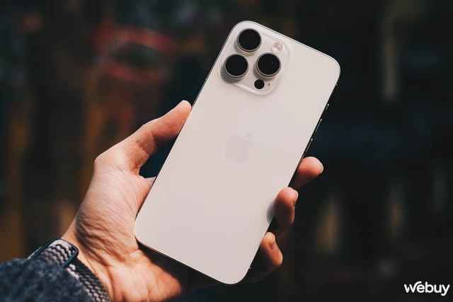 iPhone 15 Pro Max “max option” tràn về Việt Nam: Giá rẻ giật mình, nhưng cần lưu tâm những điều sau